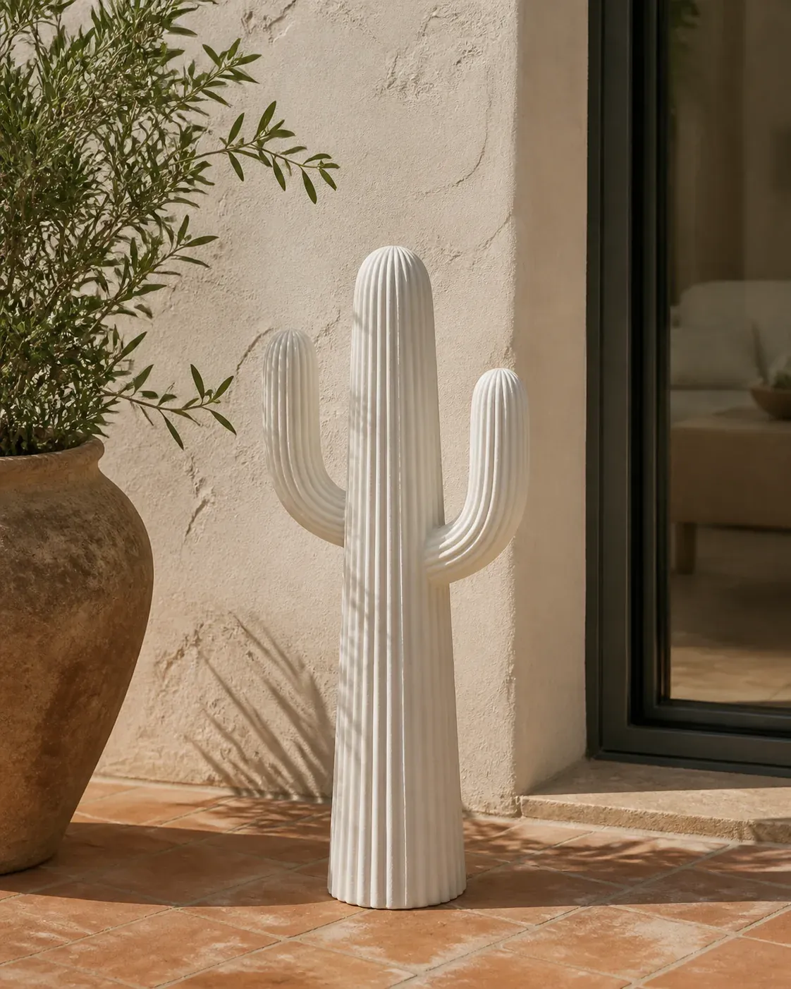 Photographie d'atelier illustrant le guide Jesmonite : Un cactus en résine peut-il réveiller votre déco ?
