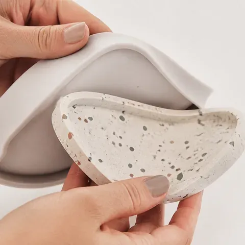 Étape 3 : un vide-poche terrazzo sorti de son moule en silicone au moment du démoulage