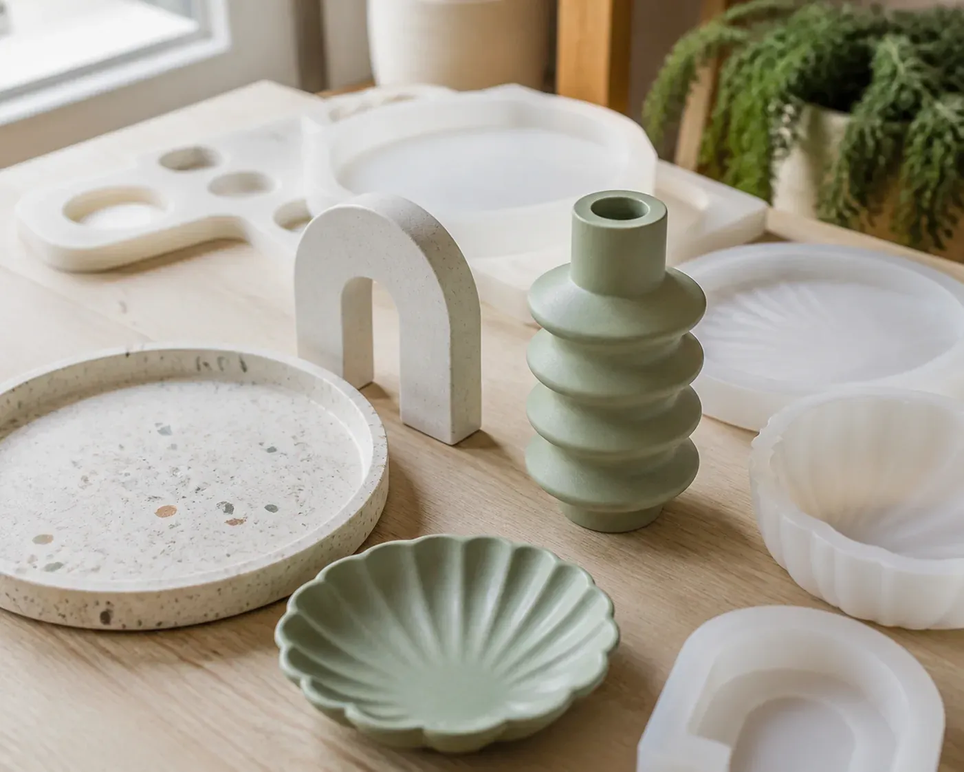 Photographie d'atelier illustrant le guide Jesmonite : Les idées d’ornements en Jesmonite qui décorent vraiment la maison