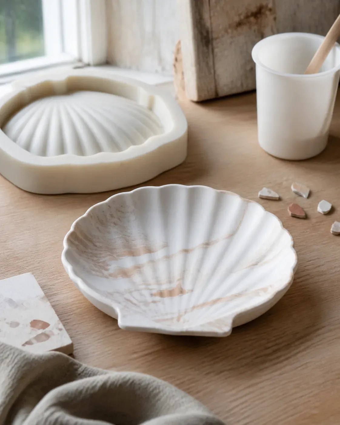 Photographie d'atelier illustrant le guide Jesmonite : Ce tuto coquillage Jesmonite vous aide à créer une coupelle durable
